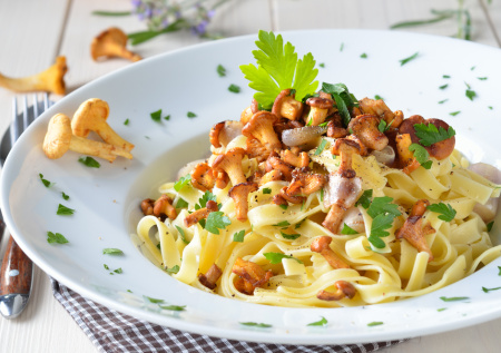 Почему паста постоянно слипается и портит ужин: простая хитрость с водой и парой движений, о которой забывают даже опытные хозяйки