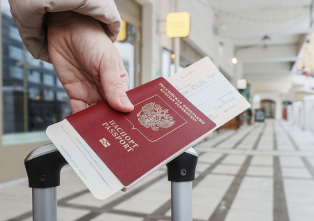 Испания может ограничить въезд одной части россиян