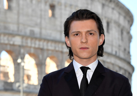 «Человек-жулик»: россияне атаковали Тома Холланда из-за аферы с Долиной