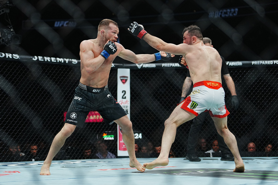 Петр Ян и Мераб Двалишвили в поединке за титул чемпиона мира на турнире UFC 323