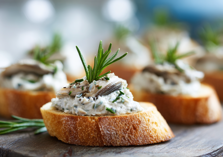 Никаких больше бутербродов с икрой. Мой хит — спред из шпрот с розмарином на гренках из багета: просто и гениально