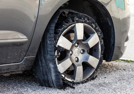 Коммунальщики поцарапали припаркованную машину и скрылись