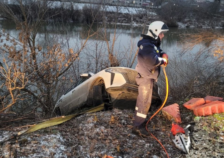 Оказавшуюся под машиной женщину пришлось вызволять при помощи гидравлики