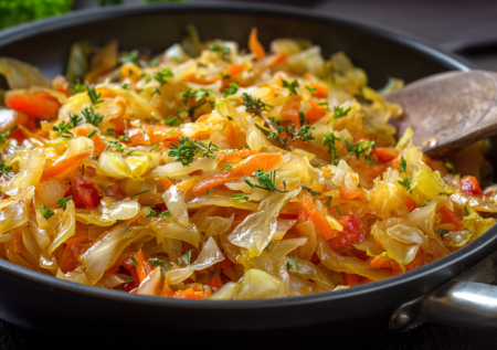 Сытный постный стол: готовим вкуснейшую тушеную капусту «Монастырскую»