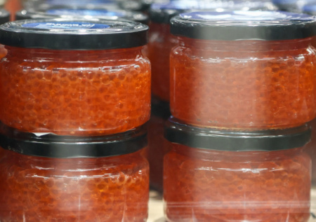 «Русская рулетка»: эксперт предупредил о рисках покупки красной икры с рук