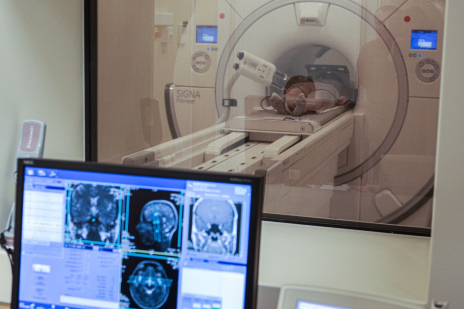 Пациент в кабинете магнитно-резонансной томографии