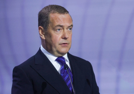 Медведев назвал новую стратегию США «пинком» для Европы