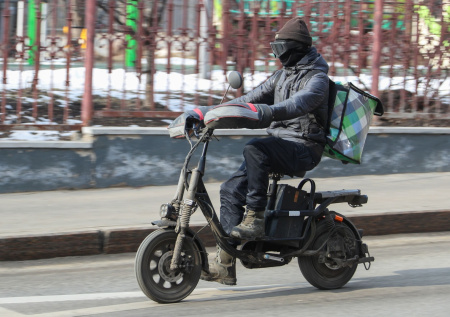 Курьер не ожидал «сюрприза» от скейтера и упал с электровелосипеда