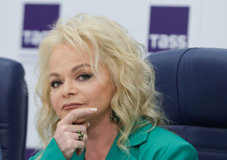 «С таблетками разбирается со своим горем»: директор Долиной о ее состоянии