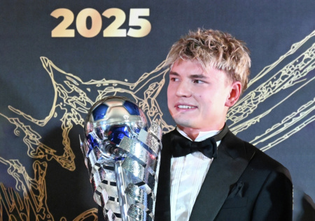 Футболисту Мостовому вручили награду за победу в премии «Джентльмен года»