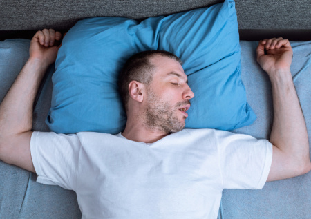 Невролог назвал тревожные причины постоянного храпа