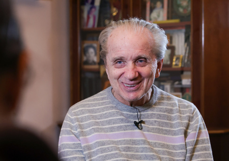 Развод, уход сына в монастырь, культ Пугачевой: как живет Евгений Стеблов