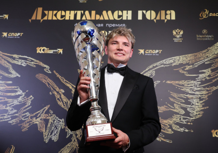 Футболисту Мостовому вручили награду за победу в премии «Джентльмен года»