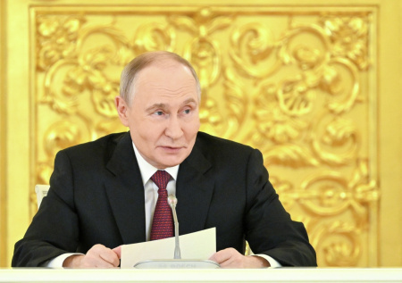 Путин поручил правительству «обелить» экономику