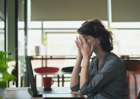 Женщину уволили с работы за чрезмерную пунктуальность