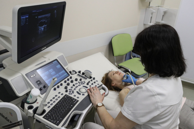 Специалист проводит ультразвуковое исследование (УЗИ)