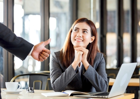 Психолог объяснила, как делать комплименты в деловой среде