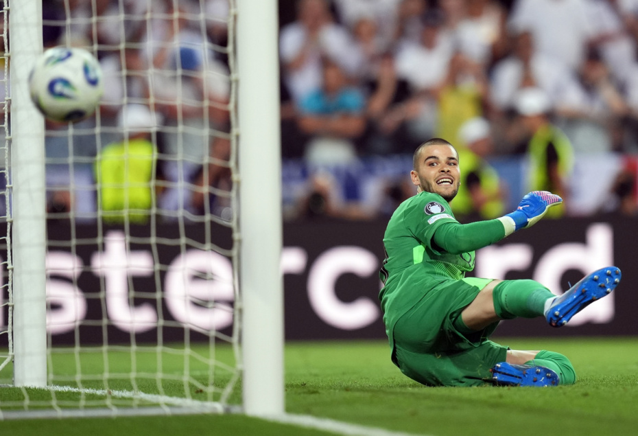 Вратарь Люка Шевалье (ПСЖ) во время серии пенальти в матче финала Суперкубка УЕФА — 2025