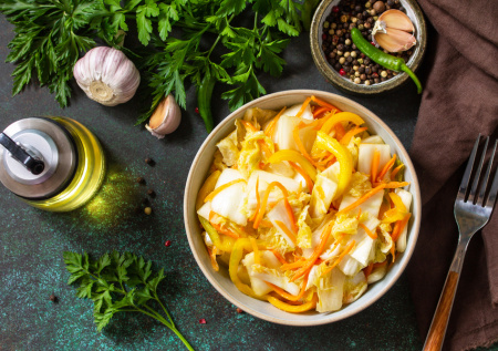 Салат «Капуста по-корейски» за час: обалденная маринованная закуска — едим в будни, но этот вкус покоряет гостей и в праздничное застолье