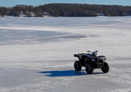В Приморье рыбаки спасли ушедшего под лед на квадроцикле мужчину