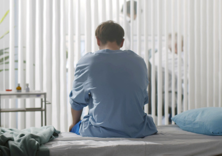 «Объяснять не буду, у меня обед»: мужчине сожгли спину в ПНД