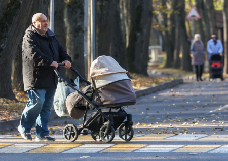 Путин призвал поддерживать отцовство в России