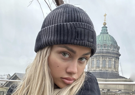 Российскую девушку-блогера полгода сталкерит поклонник