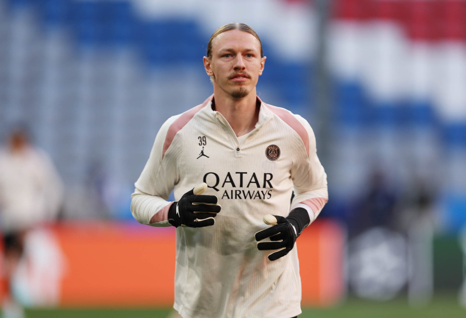 Матвей Сафонов на стадионе «Альянц Арена»