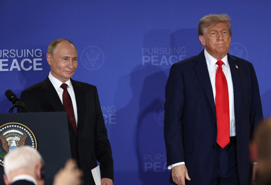 Президент России Владимир Путин и президент США Дональд Трамп во время пресс-конференции по итогам встречи на территории военной межвидовой базы ВС США Эльмендорф-Ричардсон