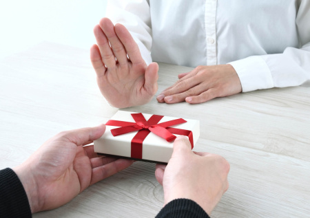 Психолог ответила, когда можно отказаться от подарка