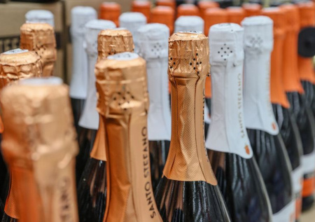 В России таможенные склады оказались забиты алкоголем накануне Нового года