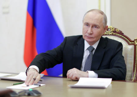 Путин указал на усилия по защите россиян в цифровой среде