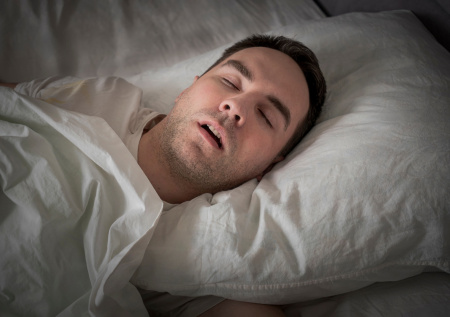 Врач предупредила об опасности заклеивания рта для избавления от храпа