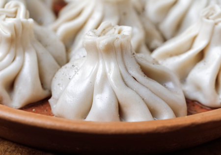 Суд оштрафовал ресторан за оскорбительную рекламу с хинкали