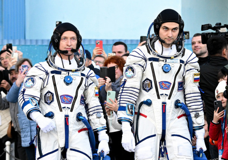 Два российских космонавта вернулись на Землю