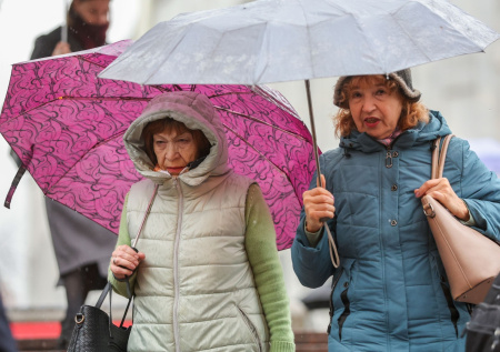 Грозовые ливни и потепление до +10? Погода в Москве в выходные: чего ждать