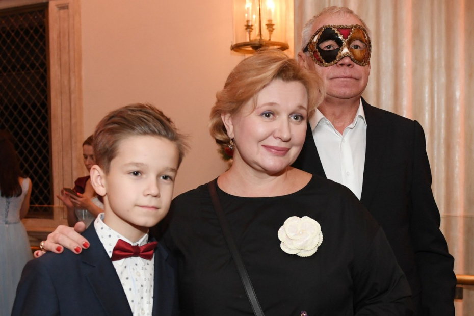 Актер Сергей Гармаш с семьей на маскарадном балу