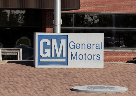 Бывший завод General Motors в Петербурге начал набирать сотрудников