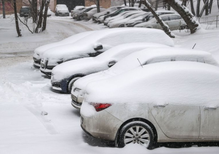 Россиянам рассказали, что грозит за парковку на заснеженном газоне