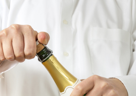 Врач раскрыл, что делать при попадании пробки от бутылки шампанского в глаз
