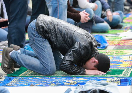 Муфтии призвали мусульман отказаться от намазов в толпе