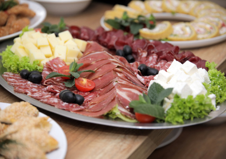 Врач дал советы, как предотвратить аллергию после новогоднего застолья