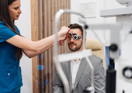 Офтальмолог назвала тревожные причины «мушек» перед глазами