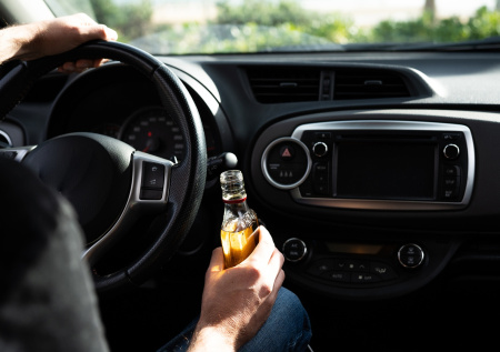 Юрист ответил, что грозит за распитие алкоголя в машине