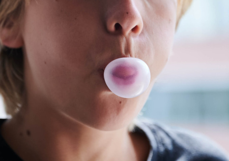 Гастроэнтеролог предупредила о смертельной опасности проглоченной жвачки