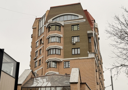 Мусор и железный забор: как выглядит дом, где Долина продала квартиру