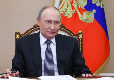 Путин присвоил почетные звания двум полкам ВС России