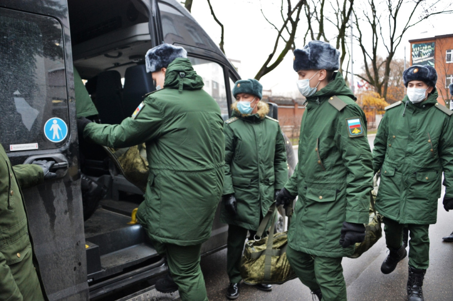 Призывники на сборном пункте военного комиссариата Москвы для отправки в Ракетные войска стратегического назначения