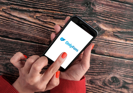 Учительницу уволили после продажи белья на OnlyFans