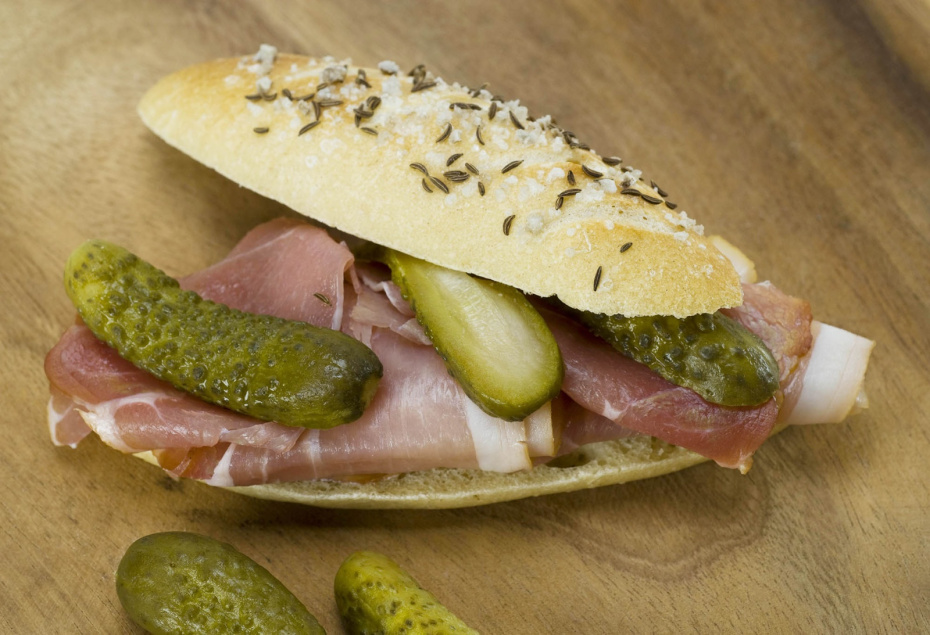 Корнишоны на вашем столе: что это за огурчики и с чем их есть